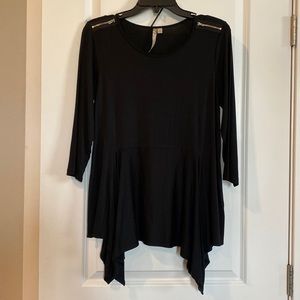 Comfy!! Black 3/4 Sleeve handkerchief hem Tunic. Zipper detail at shoulders